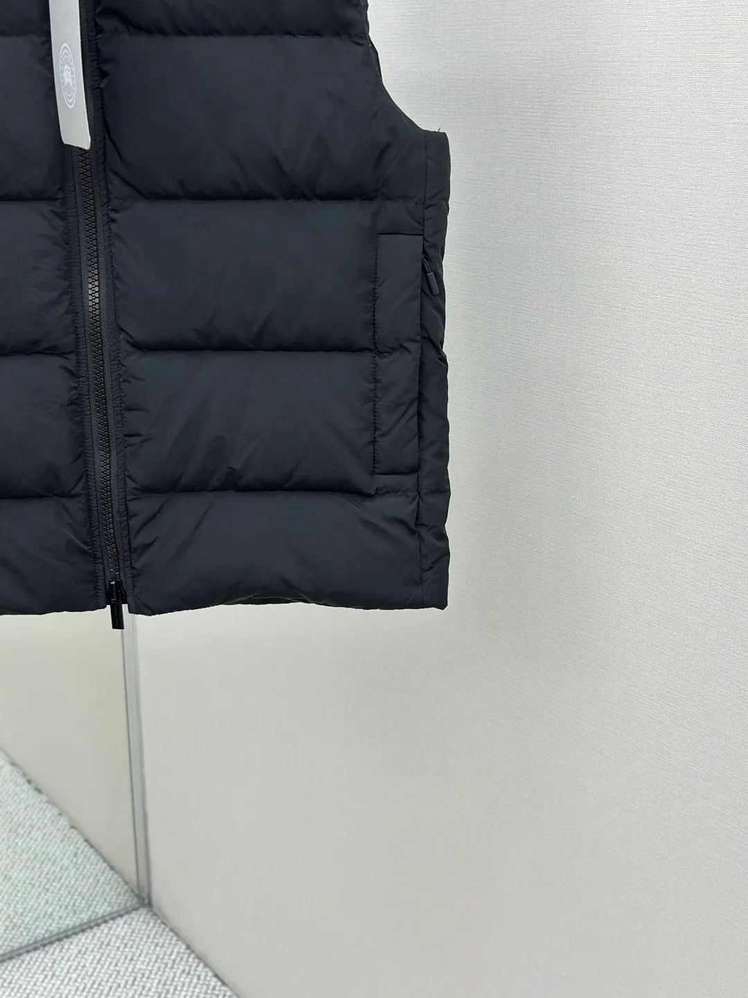P690 CANADA GOOSE Canada Goose Badge Down Vest Fabric selection: The use of high-quality protective nylon fabric not only enhances the wear resistance of the surface, but also takes into account wind resistance, ensuring excellent performance in various harsh weather conditions.  90 national standard high-quality white duck down: selected high-loft down, weighing 160g, light and warm, with excellent temperature locking performance and good resilience.  Three-dimensional quilting process: Precision thread reinforcement to prevent velvet drilling and ensure that the fluffy and resilient elasticity lasts as new.  Details: The ribbon is woven with polyester as the base, and the brand letters are decorated on the ribbon through high-precision computer embroidery. The edges of the pattern are clear, the stitches are fine and even, and multiple layers of embroidery thread are stacked to enhance the three-dimensional effect. Accessories: One-to-one customized logo, one-to-one customized zipper puller, one-to-one customized three-label SIZE: S M L XL